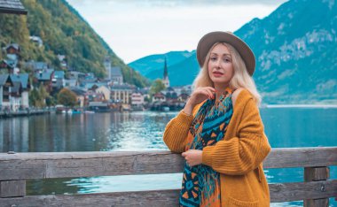Avusturya 'da tatil. Turizm ve tatil kavramı. Hallstatt 'te dinlenen kadın, doğa sahnesi.