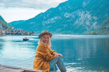 Avusturya 'da tatil. Turizm ve tatil kavramı. Hallstatt 'te dinlenen kadın, doğa sahnesi.