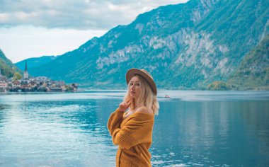 Avusturya 'da tatil. Turizm ve tatil kavramı. Hallstatt 'te dinlenen kadın, doğa sahnesi.