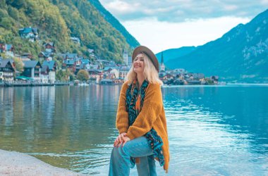Avusturya 'da tatil. Turizm ve tatil kavramı. Hallstatt 'te dinlenen kadın, doğa sahnesi.