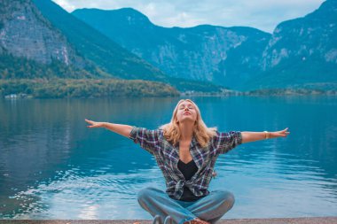 Avusturya 'da tatil. Turizm ve tatil kavramı. Hallstatt 'te dinlenen kadın, doğa sahnesi.