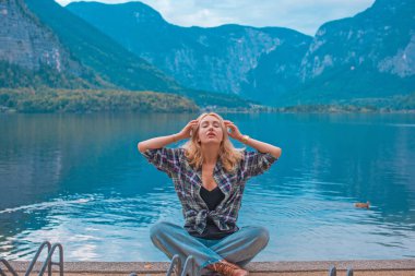 Avusturya 'da tatil. Turizm ve tatil kavramı. Hallstatt 'te dinlenen kadın, doğa sahnesi.