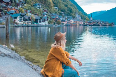 Avusturya 'da tatil. Turizm ve tatil kavramı. Hallstatt 'te dinlenen kadın, doğa sahnesi.