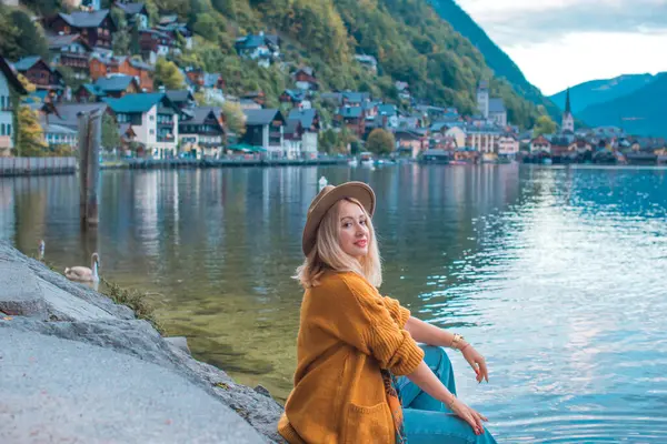 Avusturya 'da tatil. Turizm ve tatil kavramı. Hallstatt 'te dinlenen kadın, doğa sahnesi.