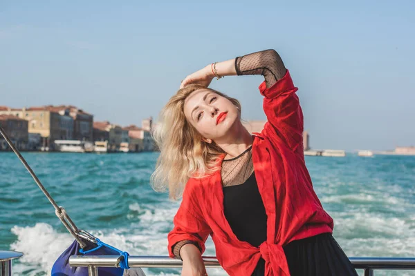 İtalya 'da Venedik' te tatil. Turizm ve tatil kavramı. Şehir sahnesindeki kadın