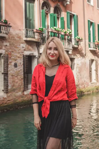 İtalya 'da Venedik' te tatil. Turizm ve tatil kavramı. Şehir sahnesindeki kadın