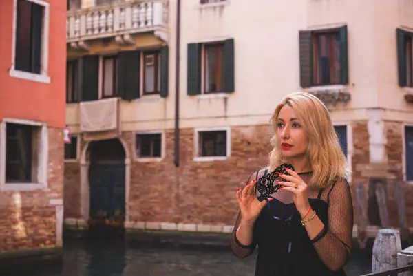İtalya 'da Venedik' te tatil. Turizm ve tatil kavramı. Şehir sahnesindeki kadın
