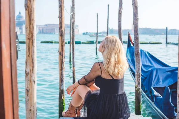 İtalya 'da Venedik' te tatil. Turizm ve tatil kavramı. Şehir sahnesindeki kadın