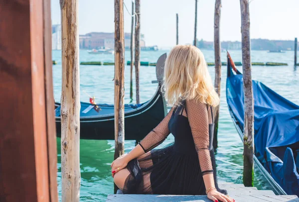 İtalya 'da Venedik' te tatil. Turizm ve tatil kavramı. Şehir sahnesindeki kadın