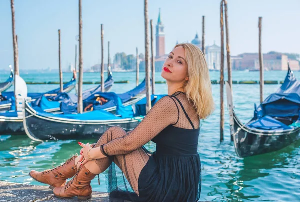 İtalya 'da Venedik' te tatil. Turizm ve tatil kavramı. Şehir sahnesindeki kadın