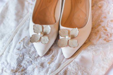 Düğünlerde beyaz ayakkabılı, topuksuz, çiçekli ve incili kadınlar. Düğün kavramı, aksesuar