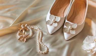 Düğünlerde beyaz ayakkabılı, topuksuz, çiçekli ve incili kadınlar. Düğün kavramı, aksesuar