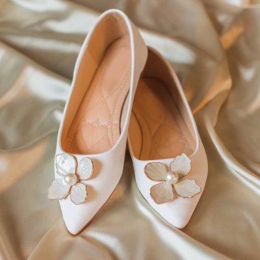 Düğünlerde beyaz ayakkabılı, topuksuz, çiçekli ve incili kadınlar. Düğün kavramı, aksesuar