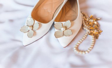 Düğünlerde beyaz ayakkabılı, topuksuz, çiçekli ve incili kadınlar. Düğün kavramı, aksesuar