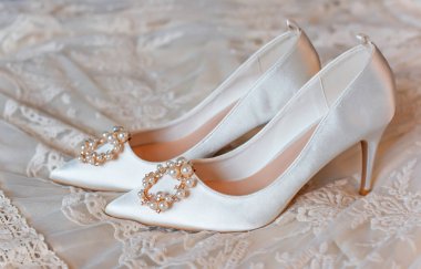 Düğünlerde beyaz ayakkabılı, çiçekli ve incili kadınlar. Düğün kavramı, aksesuar