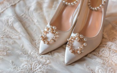 Düğünlerde beyaz ayakkabılı, çiçekli ve incili kadınlar. Düğün kavramı, aksesuar