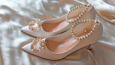 Düğünlerde beyaz ayakkabılı, çiçekli ve incili kadınlar. Düğün kavramı, aksesuar