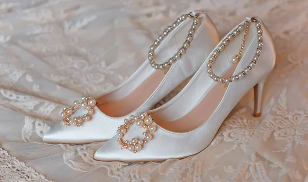 Весілля Жінок Біле Взуття Підборами Квітами Перлами Концепція Весілля Адаптація Стокове Зображення