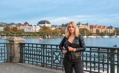 İsviçre 'de tatil, Zürih' te. Turizm ve tatil kavramı. Şehir sokaklarında kadın, şehir manzarası