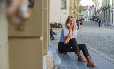 İsviçre 'de tatil, Bern. Turizm ve tatil kavramı. Şehir sokaklarında kadın, şehir manzarası