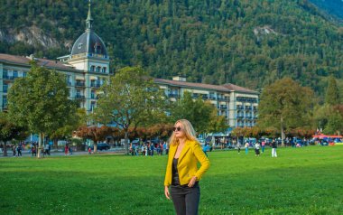 İsviçre 'de tatil, Interlaken. Turizm ve tatil kavramı. Şehir sokaklarında kadın, şehir manzarası