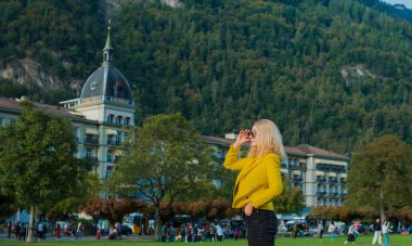 İsviçre 'de tatil, Interlaken. Turizm ve tatil kavramı. Şehir sokaklarında kadın, şehir manzarası