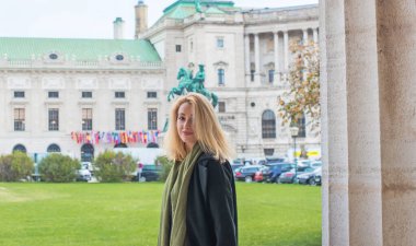 Avusturya 'da tatil, Viyana. Turizm ve tatil kavramı. Şehir sokaklarında kadın, şehir manzarası