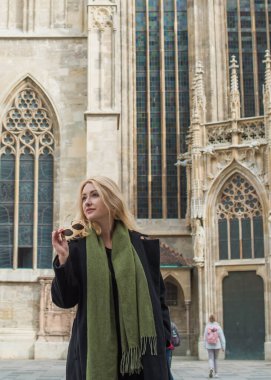 Avusturya 'da tatil, Viyana. Turizm ve tatil kavramı. Şehir sokaklarında kadın, şehir manzarası