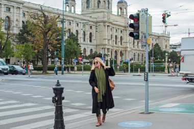 Avusturya 'da tatil, Viyana. Turizm ve tatil kavramı. Şehir sokaklarında kadın, şehir manzarası