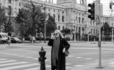 Avusturya 'da tatil, Viyana. Turizm ve tatil kavramı. Şehir sokaklarında kadın, şehir manzarası