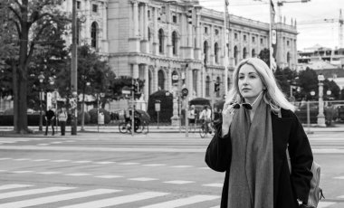 Avusturya 'da tatil, Viyana. Turizm ve tatil kavramı. Şehir sokaklarında kadın, şehir manzarası