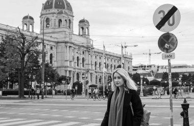 Avusturya 'da tatil, Viyana. Turizm ve tatil kavramı. Şehir sokaklarında kadın, şehir manzarası