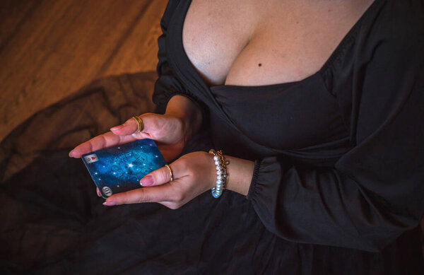 Концепция любовной магии, любовное заклинание, привлекающее любовь, предсказания судьбы на картах Оракула. Европа, Украина - Киев. 27 января. Иллюстративная редакция