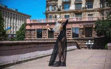 Şehir sahnesindeki Avrupalı Balerin kız. Bale ve dans kavramı