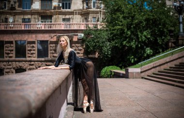 Şehir sahnesindeki Avrupalı Balerin kız. Bale ve dans kavramı