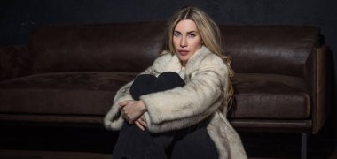 Kürk manto modası. Kürklü çekici Avrupalı kadın. Kadın kıyafetlerinin modaya uygun detayları.