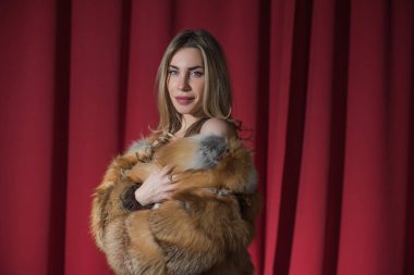 Kürk manto modası. Kürklü çekici Avrupalı kadın. Kadın kıyafetlerinin modaya uygun detayları.