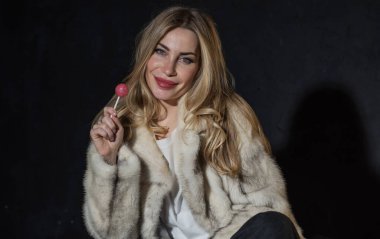 Kürk manto modası. Kürklü çekici Avrupalı kadın. Kadın kıyafetlerinin modaya uygun detayları.