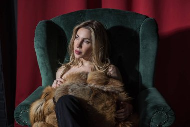 Kürk manto modası. Kürklü çekici Avrupalı kadın. Kadın kıyafetlerinin modaya uygun detayları.