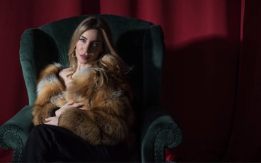 Kürk manto modası. Kürklü çekici Avrupalı kadın. Kadın kıyafetlerinin modaya uygun detayları.