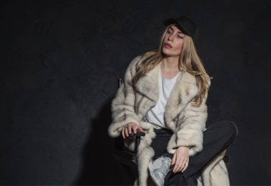 Kürk manto modası. Kürklü çekici Avrupalı kadın. Kadın kıyafetlerinin modaya uygun detayları.