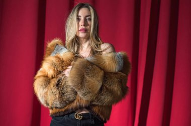Kürk manto modası. Kürklü çekici Avrupalı kadın. Kadın kıyafetlerinin modaya uygun detayları.