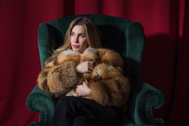 Kürk manto modası. Kürklü çekici Avrupalı kadın. Kadın kıyafetlerinin modaya uygun detayları.