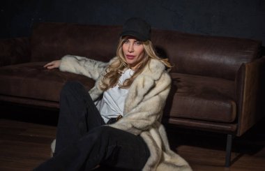 Kürk manto modası. Kürklü çekici Avrupalı kadın. Kadın kıyafetlerinin modaya uygun detayları.