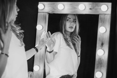 Modern bayanın şehvet ve çekicilik kavramı. Genç seksi kadın yatak odasında.