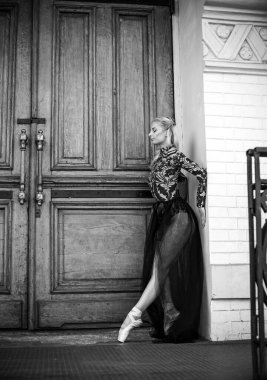 Şehir sahnesindeki Avrupalı Balerin kız. Bale ve dans kavramı