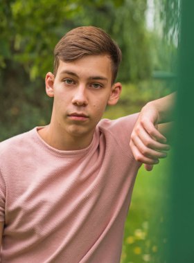 Genç yakışıklı bir öğrenci, Avrupalı bir çocuk, gençlik hayatı. Parkta portre