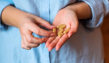 Eko hapları, organik vitaminler, tıbbi ve sağlık hizmetleri kavramı. Hap alan bir kadın