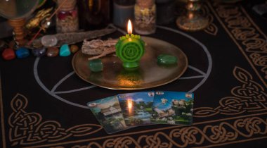 Kahin kartı aşkı önceden haber verir. Beyaz büyü, cadı için özellikler, sağlık için sihir, mutluluk çekici. Esrarengiz bir kavram. Avrupa, Ukrayna. Kiev 14 Şubat: İllüstrasyon Editörü