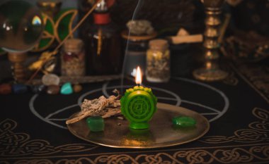 Anahata 'nın kalp çakrasının iyileşmesi. Akıl sağlığı için yeşil mumlar. Esrarengiz kavram, negatif enerjinin temizlenmesi